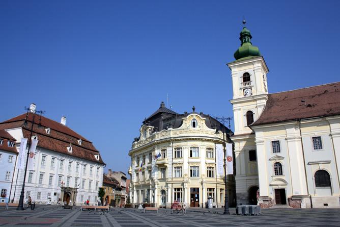 Den schön restaurierten Großen Ring in Sibiu (Hermannstadt) säumen prächtige historische Bauten. (Foto: Diana St&#259;nescu)