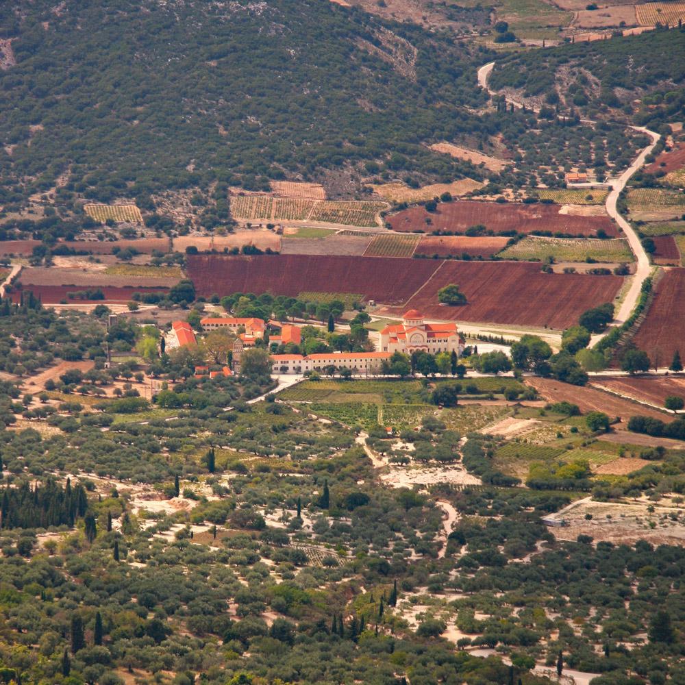 Blick hinab auf das Kloster Agíou Gerasímou in der Omalá-Ebene (Foto: Sven Talaron)