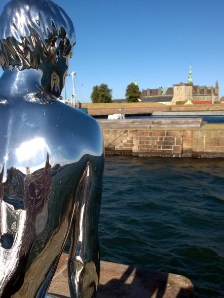 Zwar nicht Prinz Hamlet, dafür Prinz Han, das Gegenstück zur Kleinen Meerjungfrau, schaut auf das wuchtige Schloss Kronborg im Hintergrund (Foto: Christian Gehl)