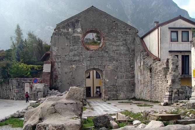 Die bewusst belassene Erdbebenruine der ehemals zweiten Hauptkirche (Foto: Eberhard Fohrer)