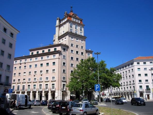 Die Architektur des Herrn Salazar &ndash; Gebäude um die Praça Francisco Sá Carneiro (Foto: Jürgen Strohmaier)