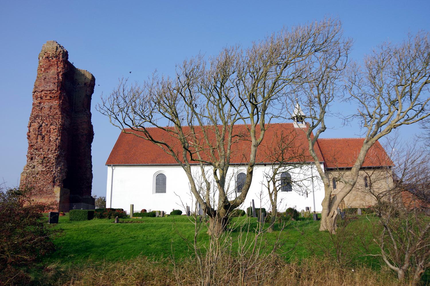 Pellworms bekanntes Wahrzeichen ist die Alte Inselkirche mit ihrer Turmruine (Foto: Dieter Katz)