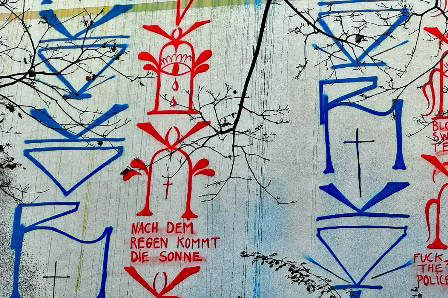 Der Schriftzug "Nach dem Regen kommt die Sonne" von den Berliner Kidz ziert die Hauswand