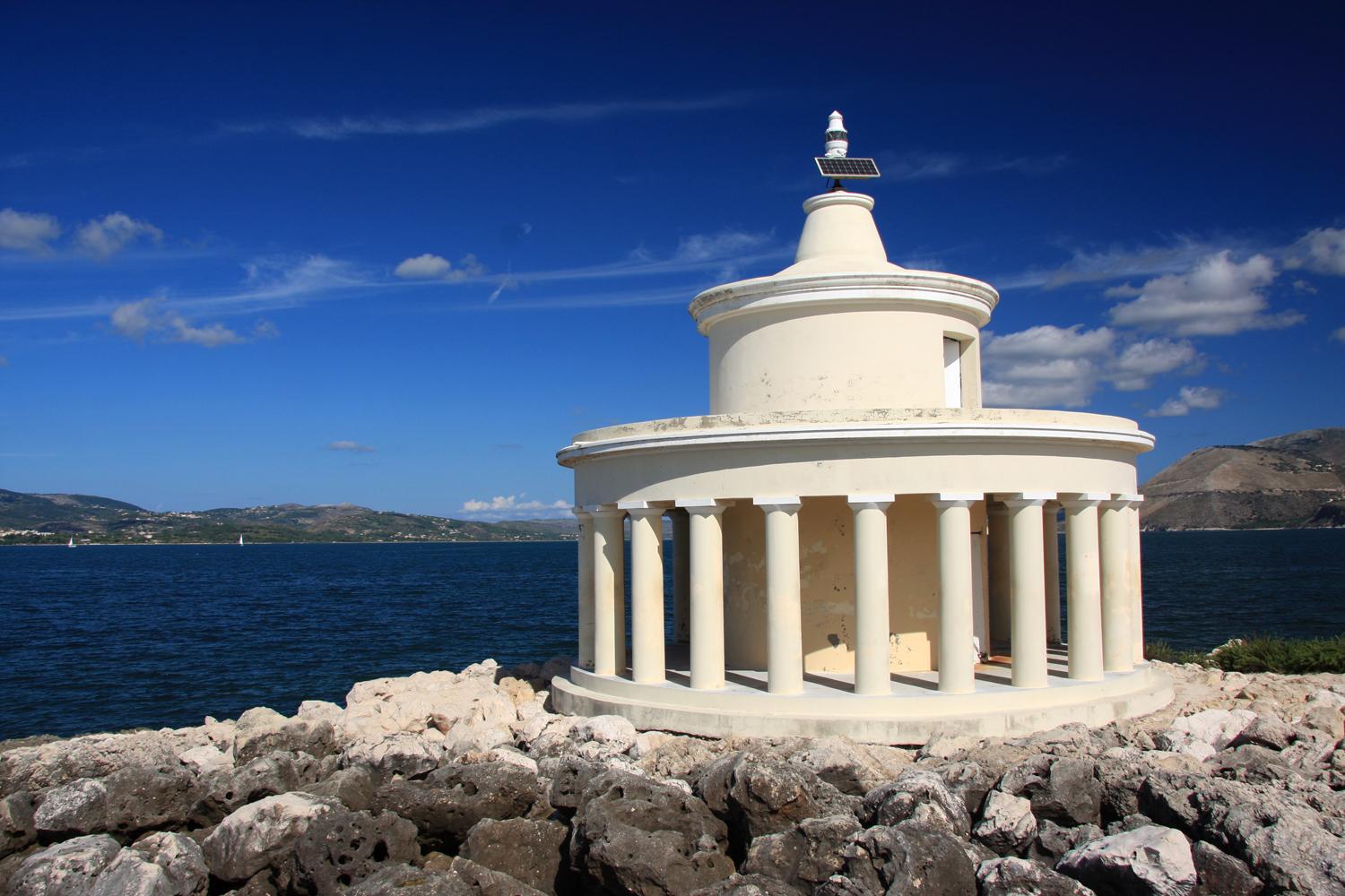 Der Leuchtturm Ághii Theodóri in der Bucht von Argostóli ist eines der Wahrzeichen der Insel (Foto: Sabine Becht)