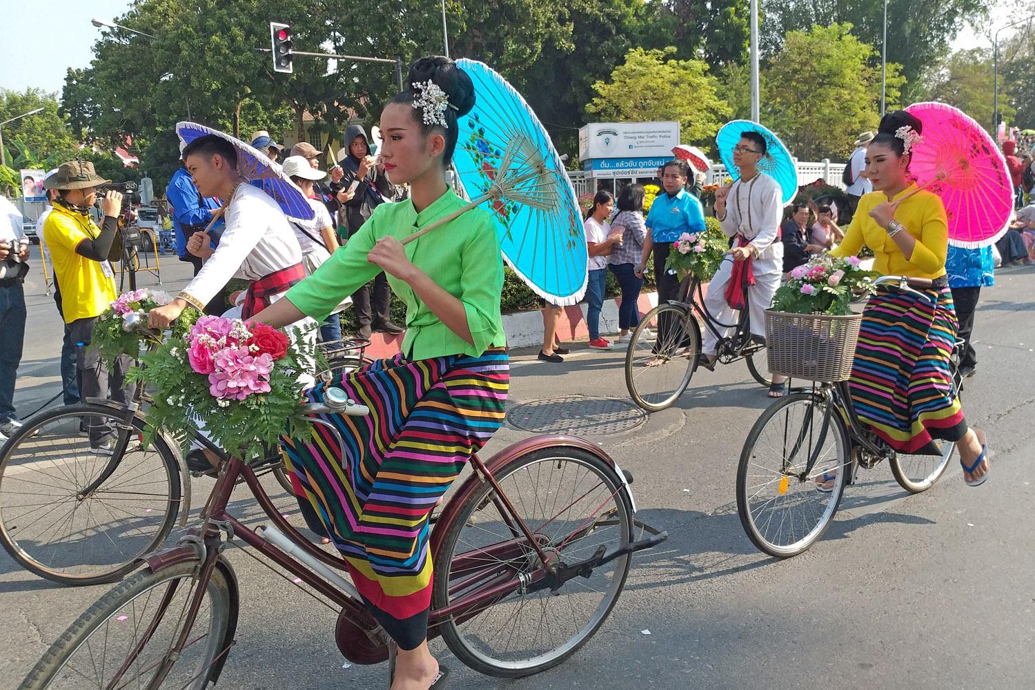 Foto 1_Bei der jährlichen Flower Parade in Chiang Mai werden traditionelle Kleider getragen und die Kunst des Schirmemachens gewürdigt.