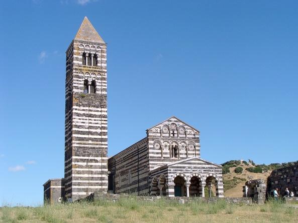 Unverwechselbar und legendär, die Zebrahaut der schönsten Pisanerkirche Sardiniens (Foto: Eberhard Fohrer)
