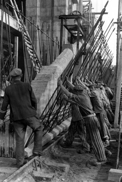 Mehr als tausend Zwangsarbeiter verloren während der Bauarbeiten ihr Leben (Copyright Landeszentrale für politische Bildung, Staatsarchiv Bremen)