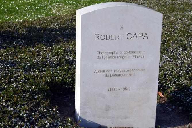 Eine Gedenkstele erinnert in Bayeux an den in Vietnam gestorbenen Robert Capa. (Foto: Ralf Nestmeyer)