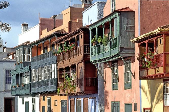Typische Balkonhäuser an der Uferstraße von Santa Cruz (Foto: Ivan Jegorov)