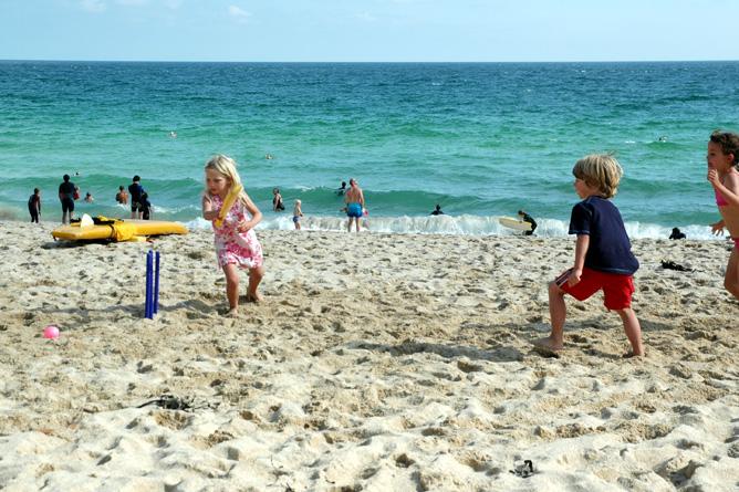 Spielende Kinder an einem englischen Strand. Sandburgen sucht man jedoch vergebens (Foto: Ralf Nestmeyer)