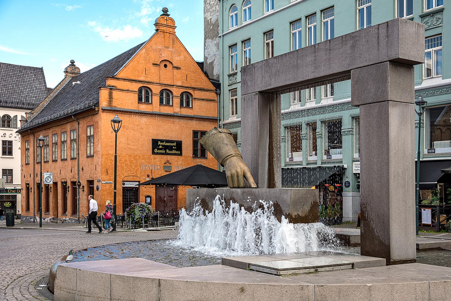 Am Christiania Torv erinnert ein Springbrunnen an den historischen Fingerzeig.