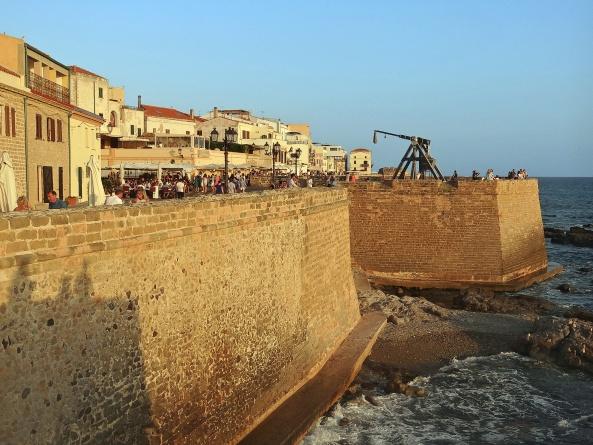 Trutzige Wehrmauern schützen die 400 Jahre von Spanien regierte Stadt Alghero zum Meer hin (Foto: Eberhard Fohrer)
