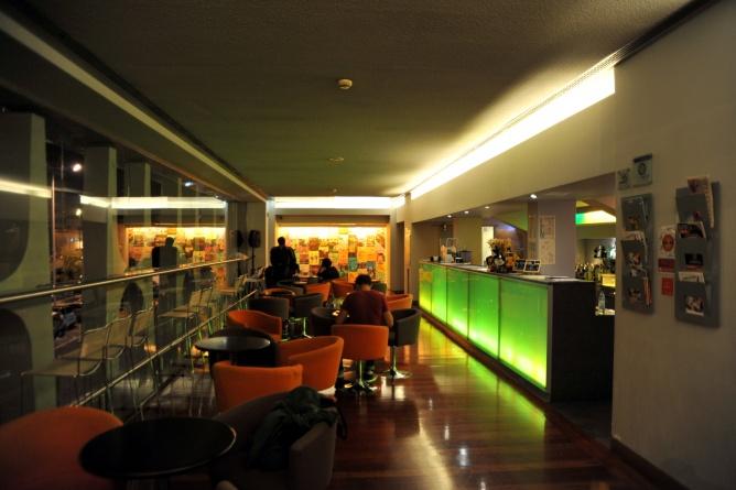 In der futuristischen Bar des Teatro Maria Matos (Foto: Michael Müller)