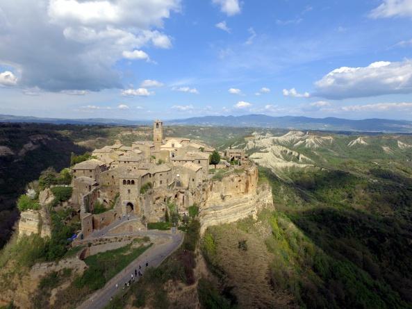 Civita di Bagnoregio, die Burganlage auf einem zerbröselnden Tuffsteinfelsen (Foto: Florian Fritz)