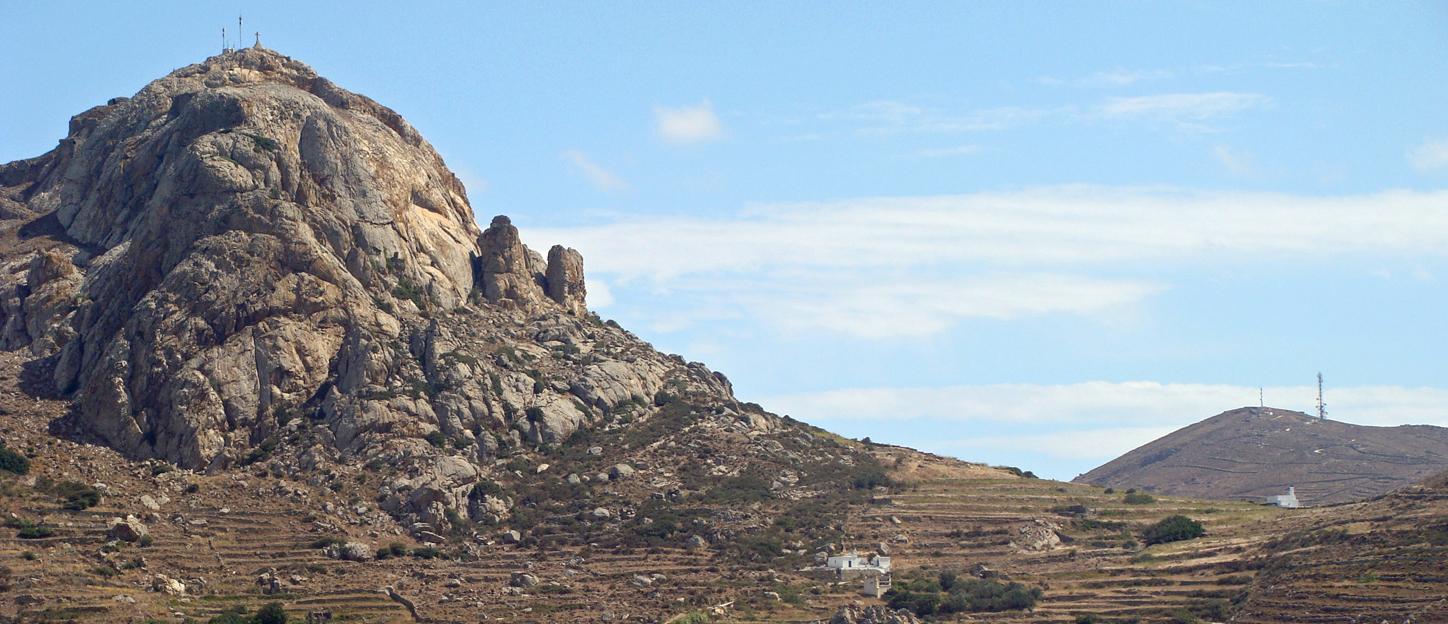 In der steinigen Berglandschaft von Tínos erwartet man keine Kellerei der Spitzenklasse (Foto: Eberhard Fohrer)