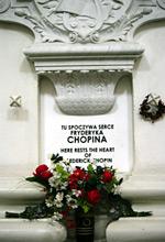 Urne mit Chopins Herzen in der Heiligkreuzkirche