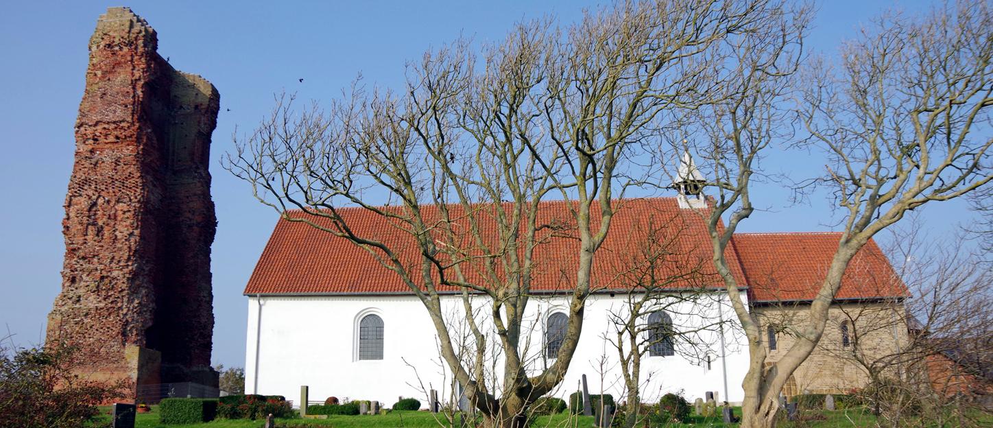 Pellworms bekanntes Wahrzeichen ist die Alte Inselkirche mit ihrer Turmruine (Foto: Dieter Katz)