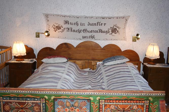 Ein Mut machendes Wandtuch über dem royalen Doppelbett (Foto: Diana St&#259;nescu)