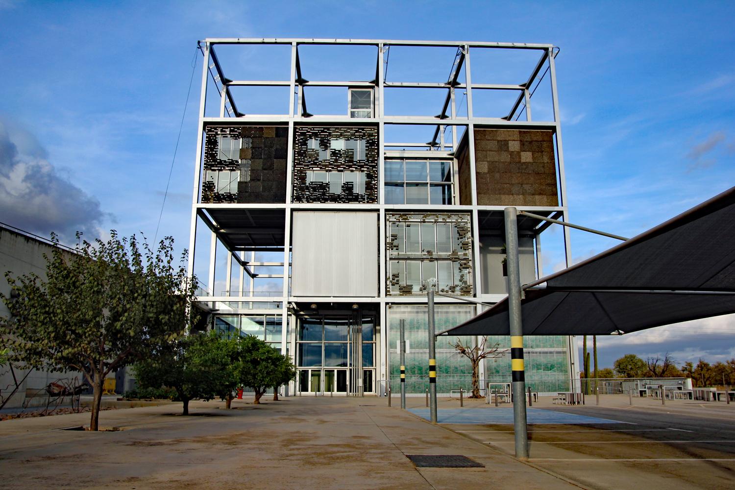 Der futuristische Kubus mit seiner Fassade aus Verpackungsmüll