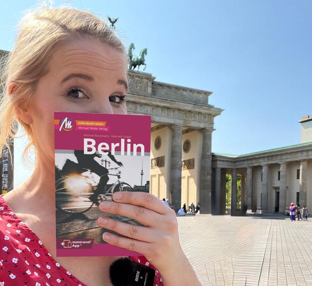 Selfie mit dem Berlin-Reiseführer