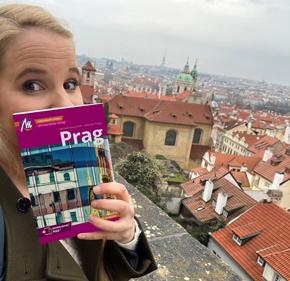 Selfie mit dem Prag-Reiseführer