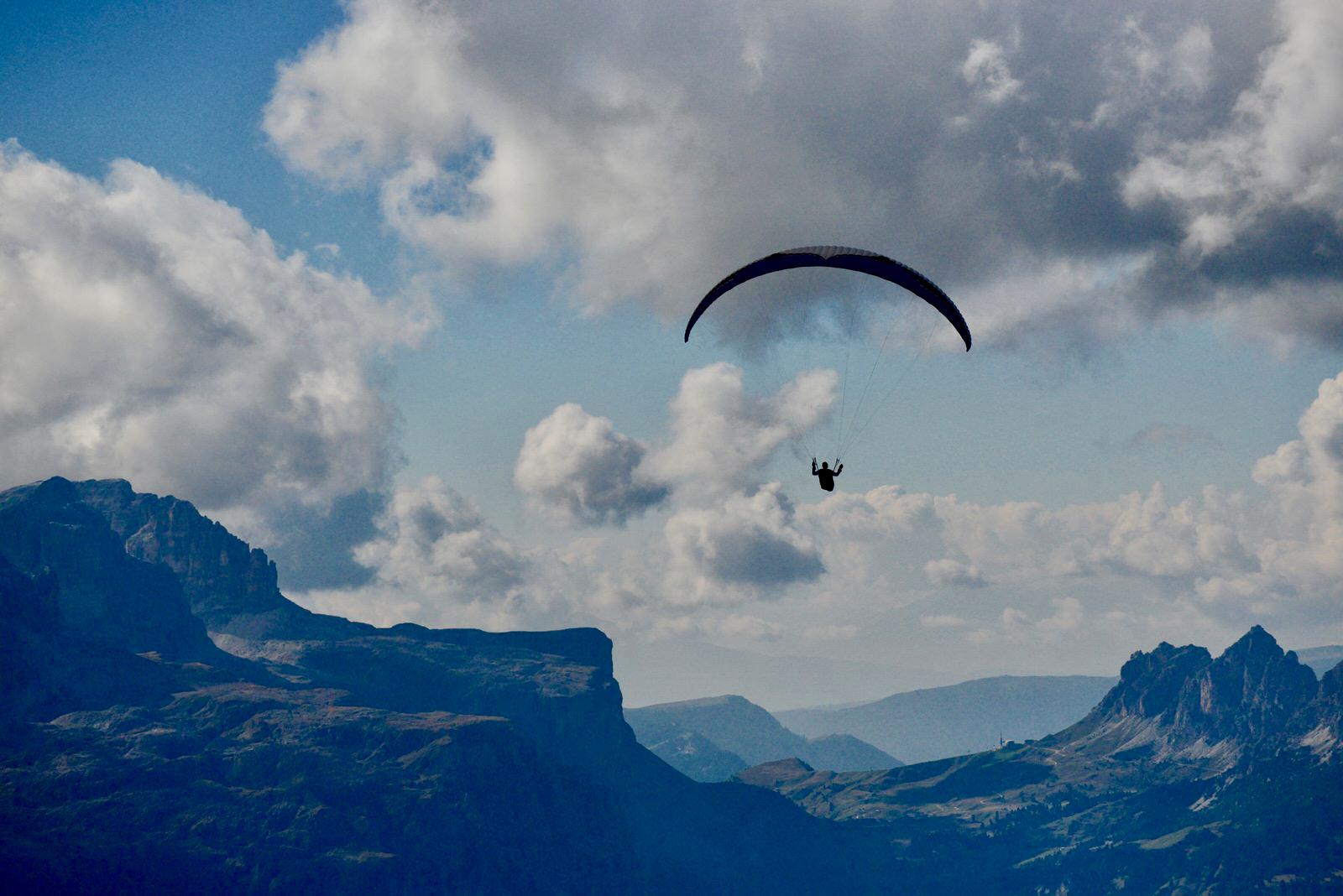 Die Sella mit einem Paraglider © Florian Fritz