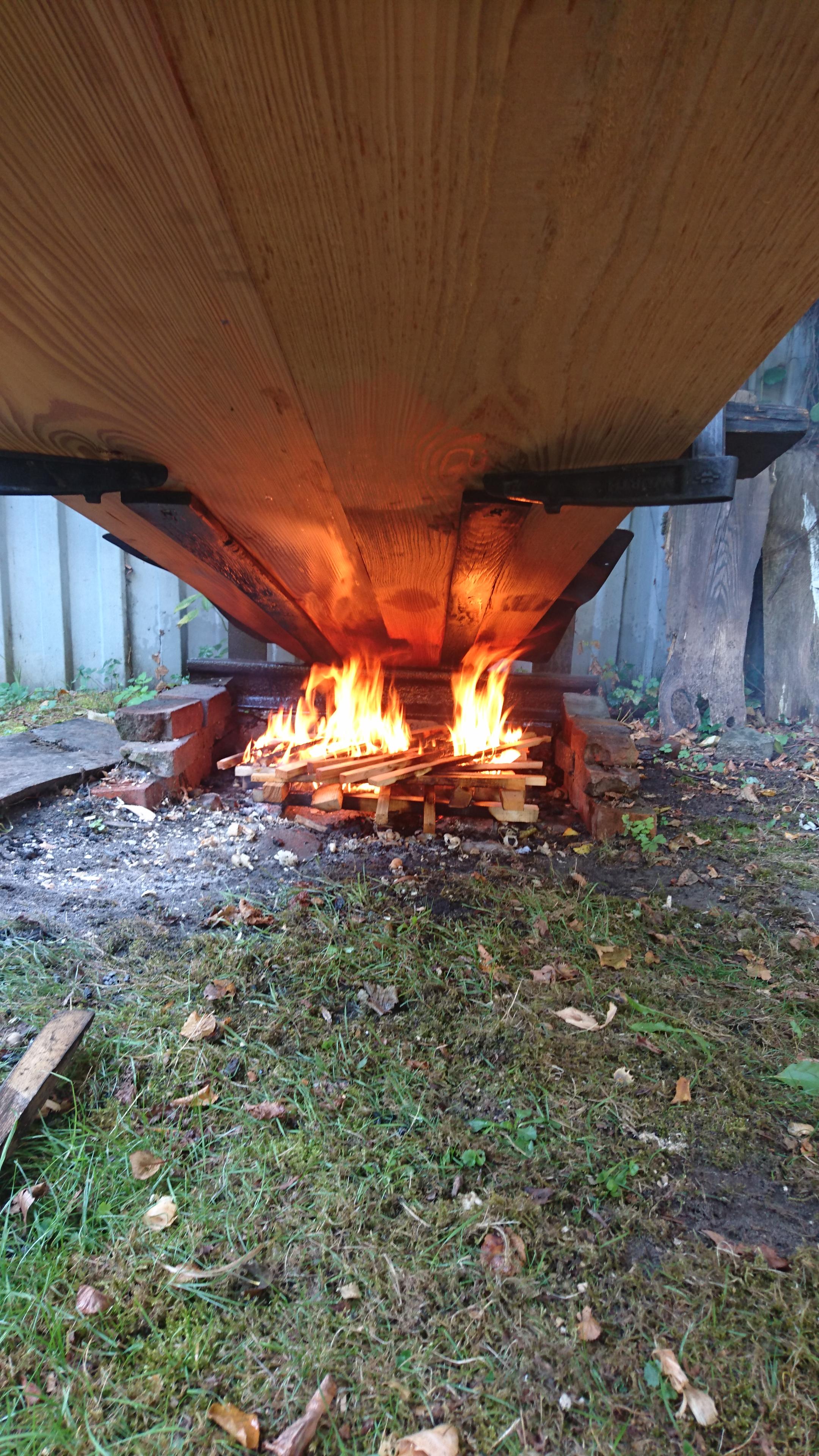 Zwei bis drei Stunden müssen die Seitenbretter eines Holzkahns erhitzt und befeuchtet werden, um die richtige Biegung zu bekommen_Copyright Juliane Koal