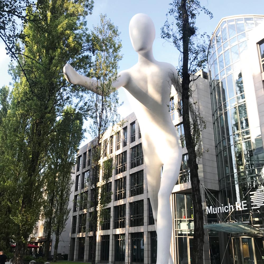 Die hohe Fiberglas-Skulptur Walking Man
