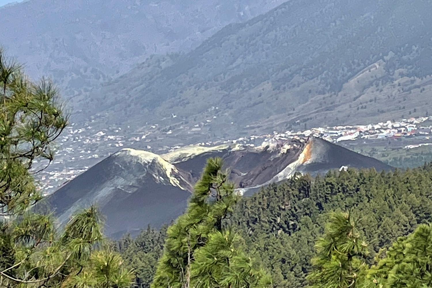 Blick von Wanderung 14 auf den neuen Vulkan