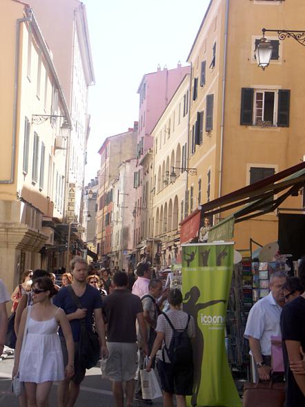 Ajaccio heute &ndash; die Fußgängerzone Rue Fesch (Foto: Marcus X. Schmid)