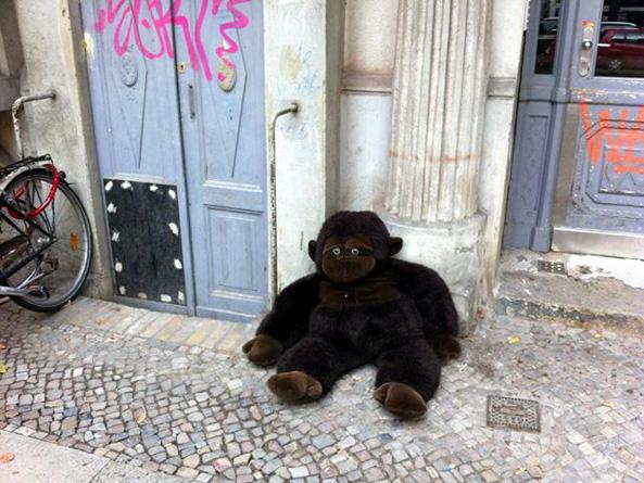 Ausgesetzter Gorilla an der Urbanstraße. (Foto: Kristina Müller)