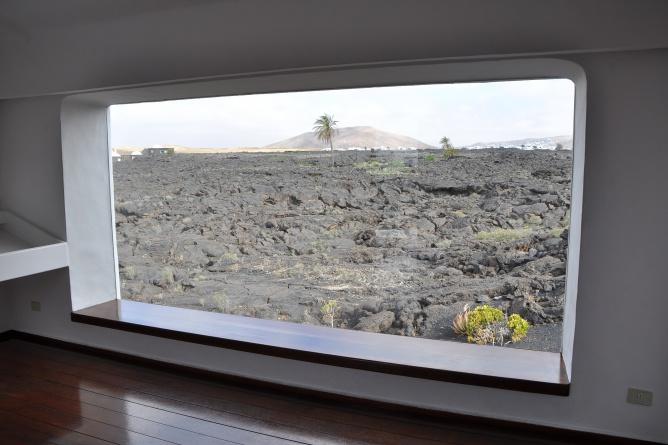 Das Fenster zur Lava – Blick aus dem letzten Wohnhaus des Inseldesigners César Manrique (Foto: Dr. Walter Welß)