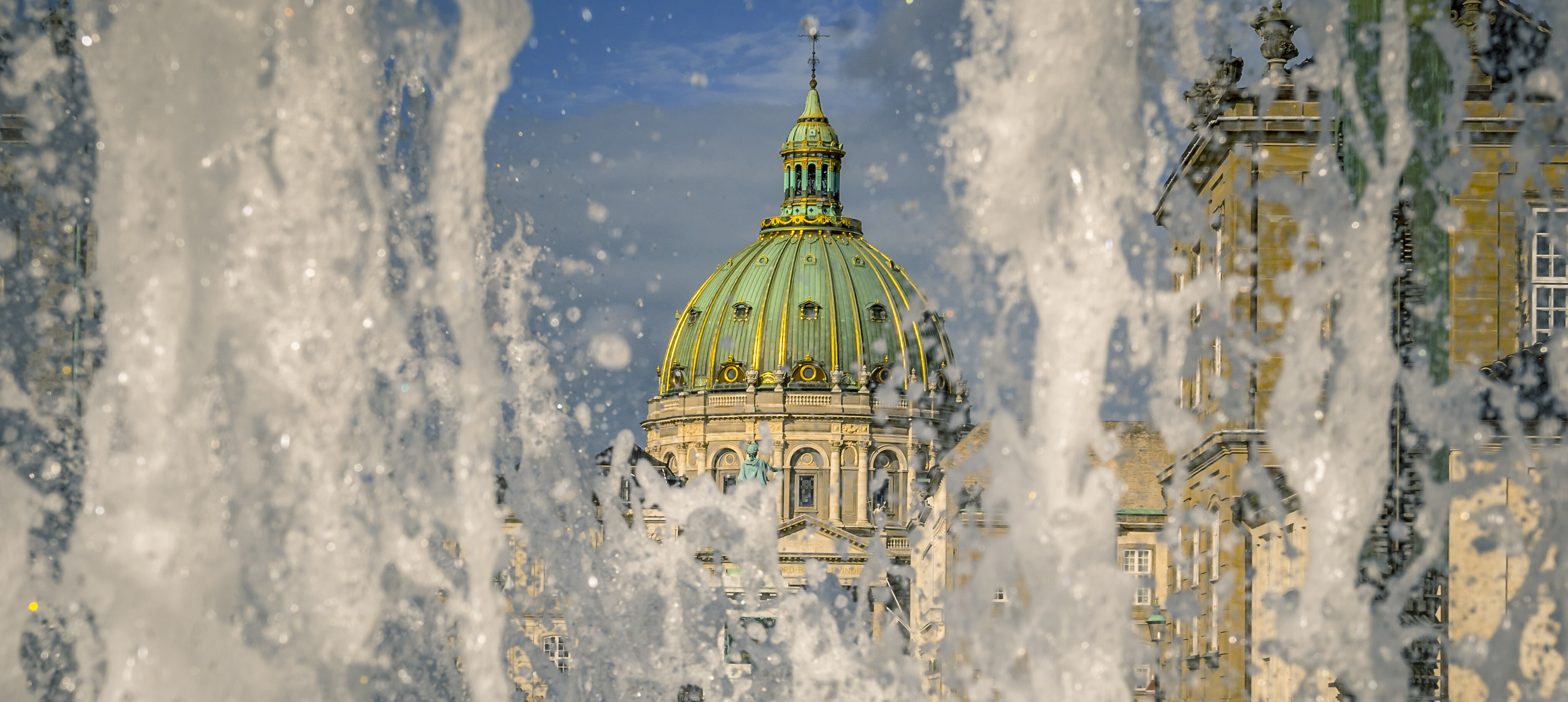 Die Fontänen vor dem Schloss Amalienborg, im Hintergrund die Marmorkirche