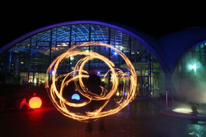 Spektakulärer Dreiklang aus Wasser, Licht und Musik beim Liquid-Sound-Festival in der Toskana Therme Bad Sulza (Foto: Ortwin Klipp)