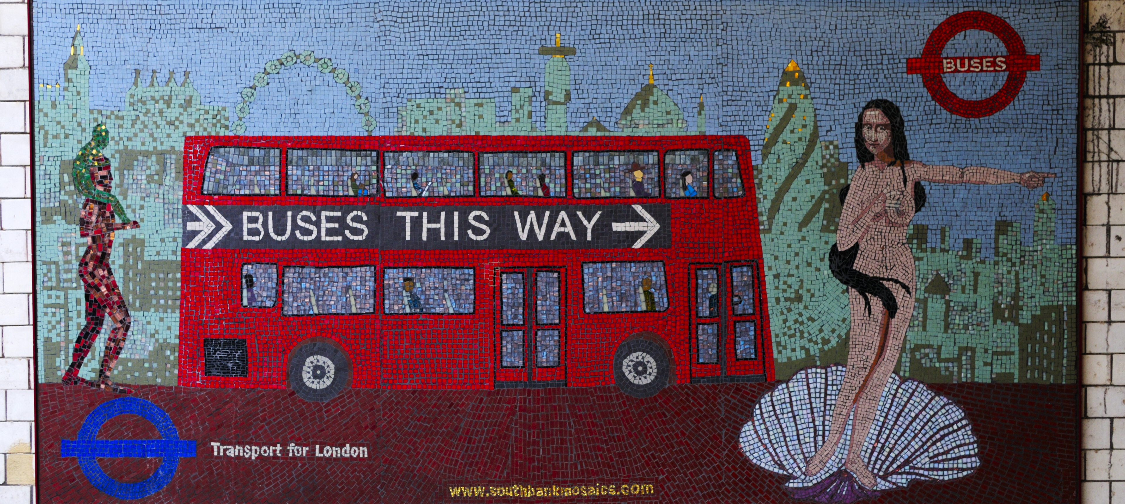 Mosaik mit rotem Londoner Doppeldeckerbus, Stadtwahrzeichen, Passagieren, U-Bahn-Symbol und den Texten „BUSES THIS WAY“ und „Transport for London“.