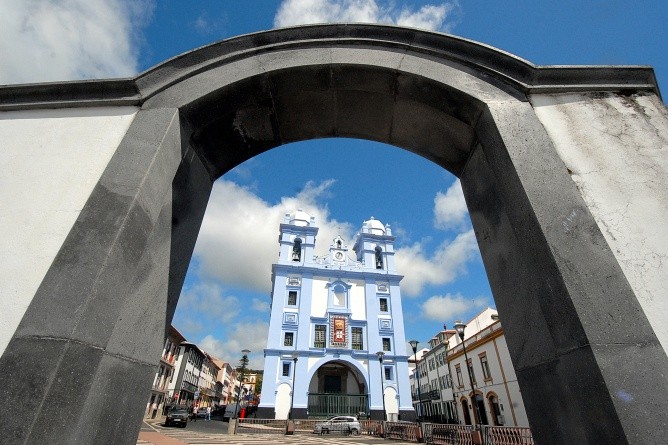 Auf der UNESCO-Welterbeliste steht sie, Angra do Heroísmo mit ihren Renaissance-Bauten (Foto: Michael Bussmann)