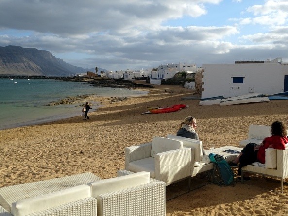 … und zurück in die Zivilisation, wo man am Strand von Caleta del Sebo relaxen kann (Foto: Eberhard Fohrer)