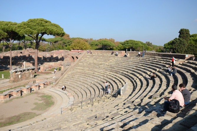 Ostia Antica. Das antike Amphitheater ist nur ein kleiner Ausschnitt der alten Hafenstadt (Foto: Florian Fritz)