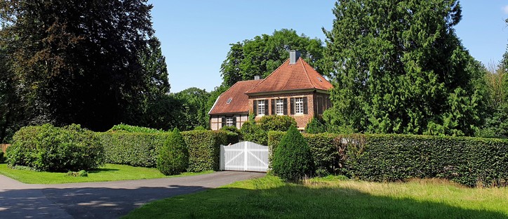 Das Forsthaus, wo die meisten Wanderwege durch den Wolbecker Tiergarten starten (Foto: Markus Terbach)