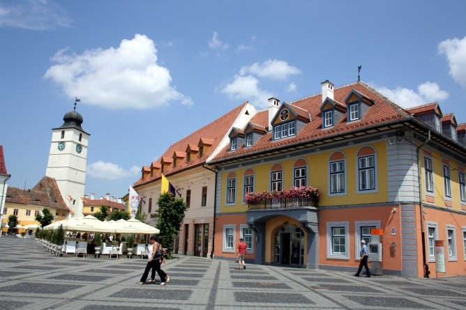 Die Altstadt von Sibiu, idyllisch und mit pastellfarbenen Patrizierhäusern bebaut (Foto: Diana St&#259;nescu)
