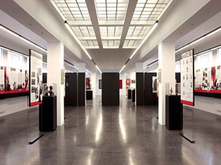 Neue Ausstellung in modernen Räumen