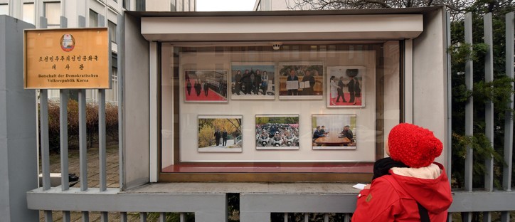 Sie passt sich der politischen Stimmung an – die Propaganda-Schautafel der Nordkoreanischen Botschaft (Foto: Michael Bussmann und Gabriele Tröger)