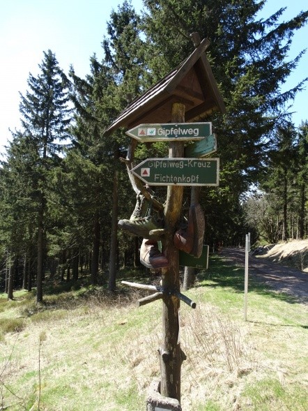 »Stiefeldenkmal« am Rennsteig (Foto: Heidi Schmitt)