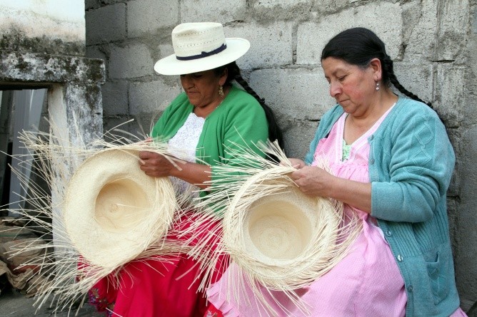 Arbeiterinnen beim Flechten eines Exportschlagers (Foto: Alois Speck)