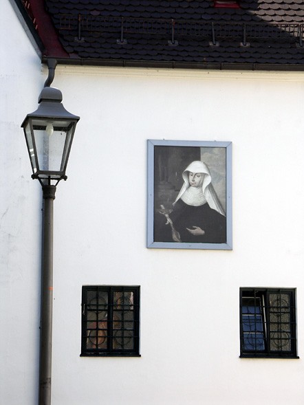 Das Porträt der Heiligen an der Kosterfassade.