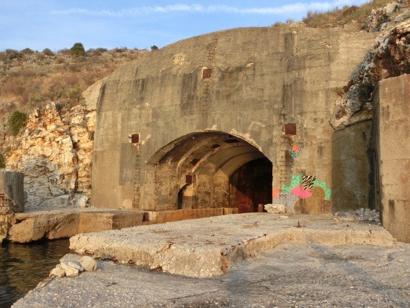 Einer von 173.371 Bunkern in Albanien (Foto: Ralph-Raymond Braun)