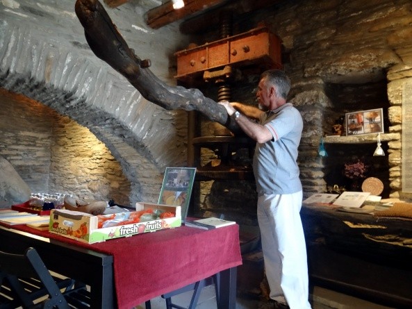 Dimitris Chelmi in seiner Olivenölmühle (Foto: Eberhard Fohrer)