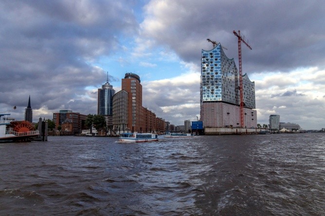 Wer bitteschön hat vergessen, die Folie von der Elbphilharmonie abzuziehen? Waas, die bleibt so? (Foto: Tom Wald)