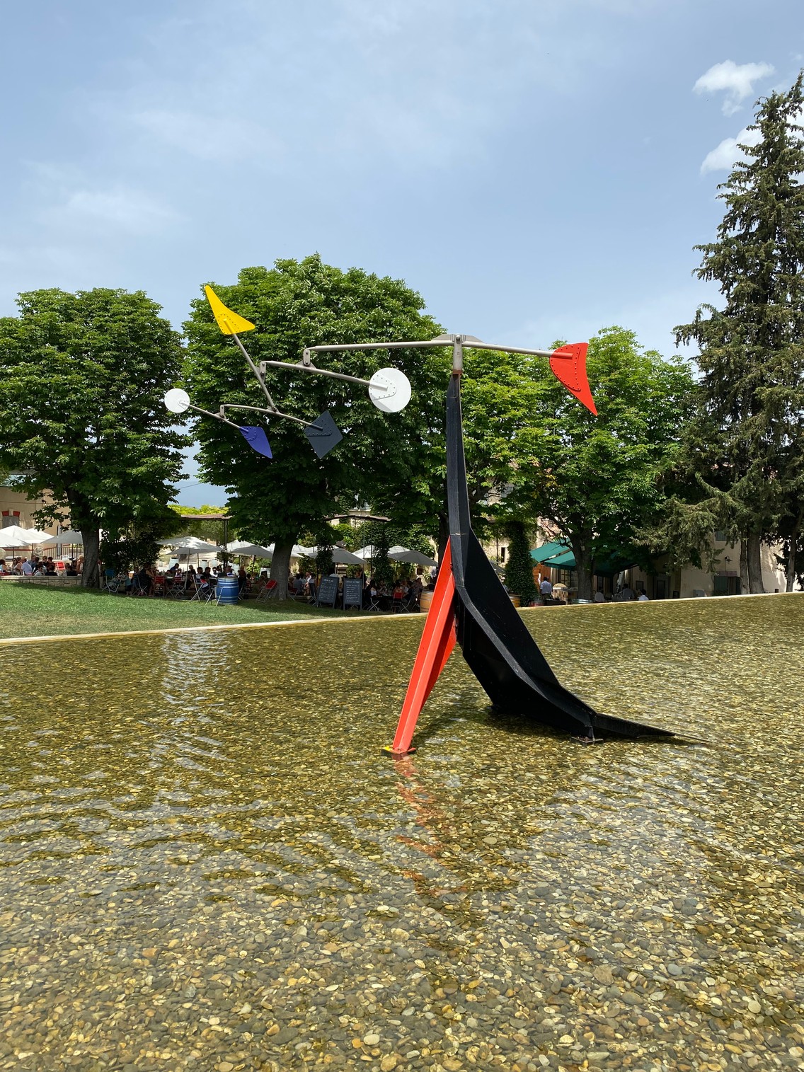 Das Windspiel auf dem Wasser stammt von Alexander Calder_Copyright Ralf Nestmeyer