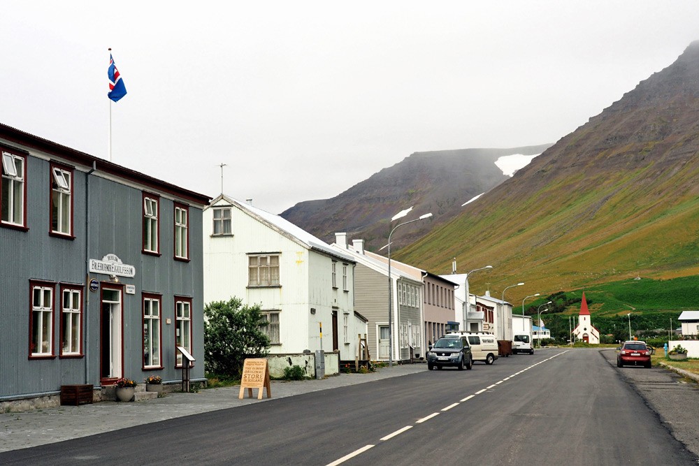 Eines der kleinen Örtchen in der wilden und rauen Landschaft – Flateyri mit dem Alten Buchladen (Foto: Christine Sadler)